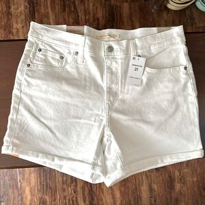 Levi’s women’s mid length  shorts white denim  New with tags- Size 31